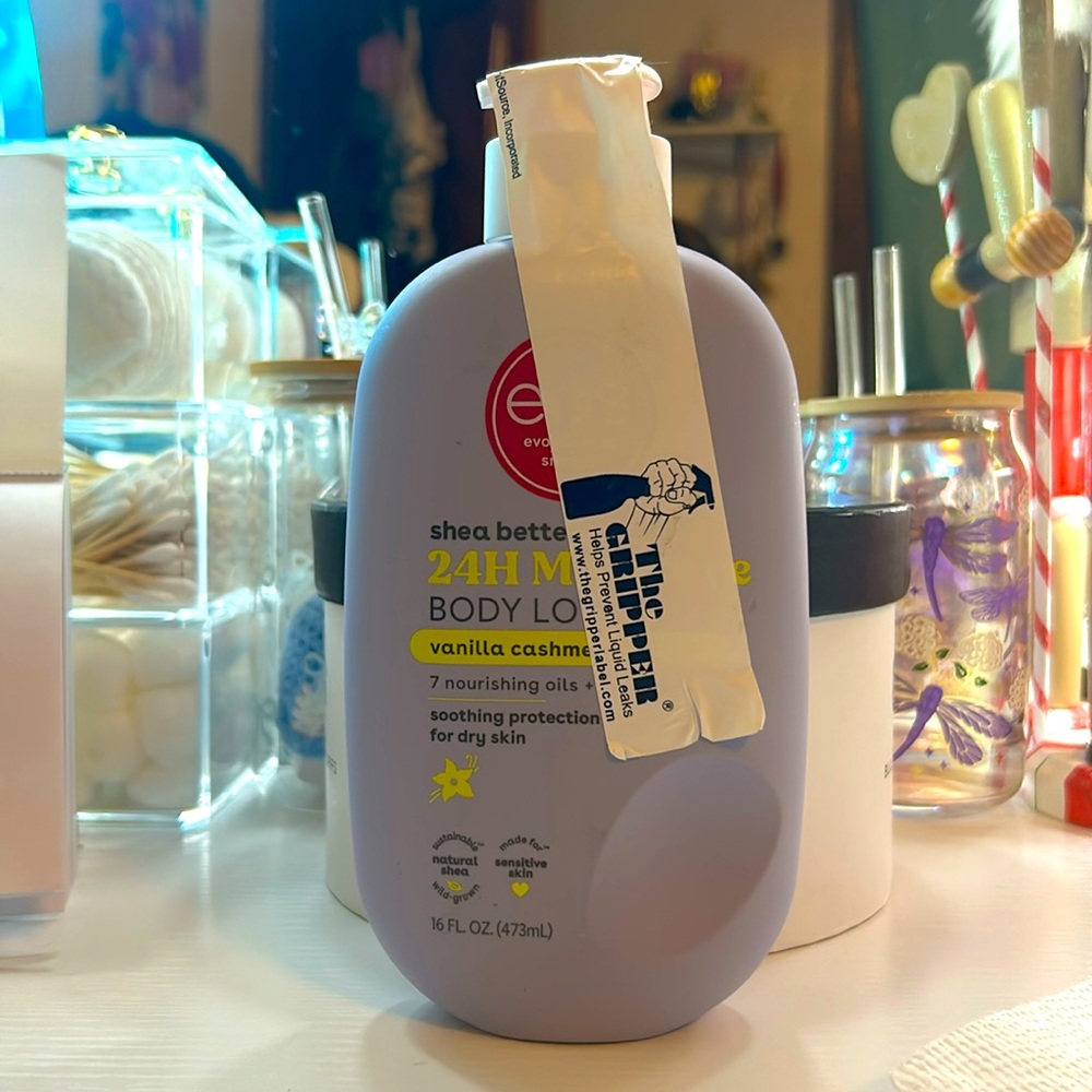 EOS Shea butter body lotion. Scent: Vanilla Cashmere.
New never used.